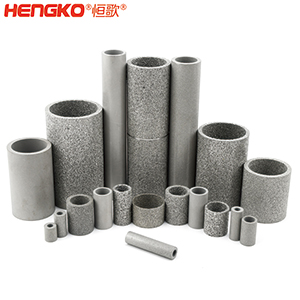 如果您對燒結(jié)不銹鋼濾管筒有任何疑問，您會(huì)在這里找到答案。  一、什么是燒結(jié)不銹鋼濾管筒？    是通過加熱或加壓的燒結(jié)工藝制成的特殊金屬管。根據(jù)您需要的金屬類型，可以選擇燒結(jié)不銹鋼金屬管、燒結(jié)銅金屬管或燒結(jié)青銅金屬管。  二、燒結(jié)金屬管有哪些用途？ 1.食品和飲料行業(yè)：防止食物營養(yǎng)成分被沖走，還可以過濾掉污染物。 2.水力發(fā)電廠為您工廠的渦輪機(jī)提供動(dòng)力。保持電力循環(huán)生產(chǎn)。 3.天然氣生產(chǎn)廠可以捕獲氣體中的小污染物。 4.化學(xué)加工工業(yè)過濾掉有害污染物，提高化學(xué)產(chǎn)品的效率。 5.石油工業(yè)消除污染物來提高石油產(chǎn)品的純度。 6.醫(yī)藥行業(yè)去除藥品中的污染物，并提高藥用價(jià)值     三、燒結(jié)金屬管的優(yōu)點(diǎn)是什么？ 1.材料堅(jiān)固形狀靈活    2.良好的滲透性     3.多種孔隙分布 4.性能穩(wěn)定可以應(yīng)對來自各種流體的高壓而不會(huì)變形。  5.機(jī)械強(qiáng)度高可以在高溫高壓等極其惡劣的環(huán)境中使用。 6.可以調(diào)整孔的大小    7.耐腐蝕和熱沖擊   8.設(shè)備易于清潔，無需長時(shí)間關(guān)機(jī)。  四、選擇燒結(jié)金屬管時(shí)要注意以下幾點(diǎn)：  優(yōu)質(zhì)材料、溫度范圍、微米變化、耐腐蝕、納污能力、機(jī)械強(qiáng)度 需要的高強(qiáng)度（恒歌316不銹鋼濾管正反向流動(dòng)中提供相同的強(qiáng)度）      燒結(jié)金屬管的工作原理  五、什么材料可以制造燒結(jié)金屬管？ 1.燒結(jié)不銹鋼：高機(jī)械強(qiáng)度耐腐蝕，在高壓高溫中高效運(yùn)行不會(huì)損壞；  2.銅粉末燒結(jié)管屬不銹鋼替代品，耐腐蝕且經(jīng)濟(jì)實(shí)惠，但耐溫和強(qiáng)度較差；  3.鎳合金，適用于極端工作條件的燒結(jié)金屬管。     注：燒結(jié)、固化、退火有以下幾個(gè)方面的比較：  1.燒結(jié)：這是一種熱處理方法，會(huì)使粉末狀物質(zhì)形成整體材料，利用粉末中單個(gè)粒子之間發(fā)生的擴(kuò)散?？梢怨虘B(tài)和液態(tài)下發(fā)生。     金屬粉末  2.養(yǎng)護(hù)：是用來加速化學(xué)反應(yīng)的技術(shù)，適用于高分子及高分子材料復(fù)合。當(dāng)熱固性聚合物在室溫下無法在合理時(shí)間內(nèi)固化時(shí)，您將使用固化爐應(yīng)用高溫來實(shí)現(xiàn)固化過程。  （例如，當(dāng)您將預(yù)浸碳纖維覆蓋在模具上時(shí)可以固化它，使它保持模具的形狀，單體會(huì)在固化溫度下迅速反應(yīng)，從而形成熱固性聚合物，使預(yù)浸墊物質(zhì)變硬。）  3.退火：是一種熱處理技術(shù)，用于使用非常高的溫度來減輕物質(zhì)的應(yīng)力，降低處理物質(zhì)中原子間鍵內(nèi)的內(nèi)應(yīng)力和整體彈性能。此外，它是指金屬熱處理、高性能聚合物和陶瓷玻璃的術(shù)語。  （例如，您可以將冷軋鋼坯退火，制成另一種產(chǎn)品，當(dāng)內(nèi)部應(yīng)力不推薦時(shí)，例如在進(jìn)行機(jī)加工之前，您可使用此過程，機(jī)械加工通過去除材料來改變內(nèi)應(yīng)力的分布。     六、有哪些類型的燒結(jié)金屬管： 1.燒結(jié)多孔金屬管金屬管上的孔有助于過濾過程，運(yùn)營成本低，但由于表面積小效率較低。     2.褶皺燒結(jié)金屬管表面積大于多孔金屬管，過濾效率高，但成本也高。     七、能清洗燒結(jié)金屬管嗎？ 建議定期清潔設(shè)備上累積的污染物提高效率，確保其經(jīng)久耐用并發(fā)揮最佳性能，延長使用壽命。  在 Hengko我們將幫助您獲得合適的燒結(jié)不銹鋼濾管筒以滿足獨(dú)特的應(yīng)用要求。您有任何疑問，請隨時(shí)聯(lián)系我們的團(tuán)隊(duì)。cxjxjn.com